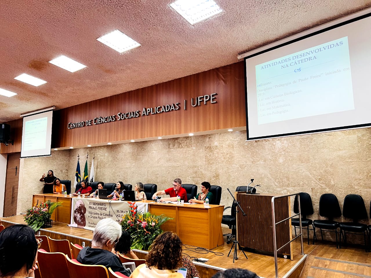 Mesa de diálogos composta por professores e professoras representantes de diferentes espaços que tem Paulo Freire como orientação nas atividades de ensino, pesquisa e extensão.